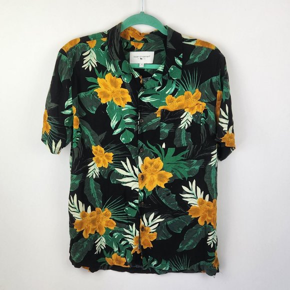 Modern Amusement Other - Modern Amusement Soft Tropical Short Sleeve Button Up Shirt sz M